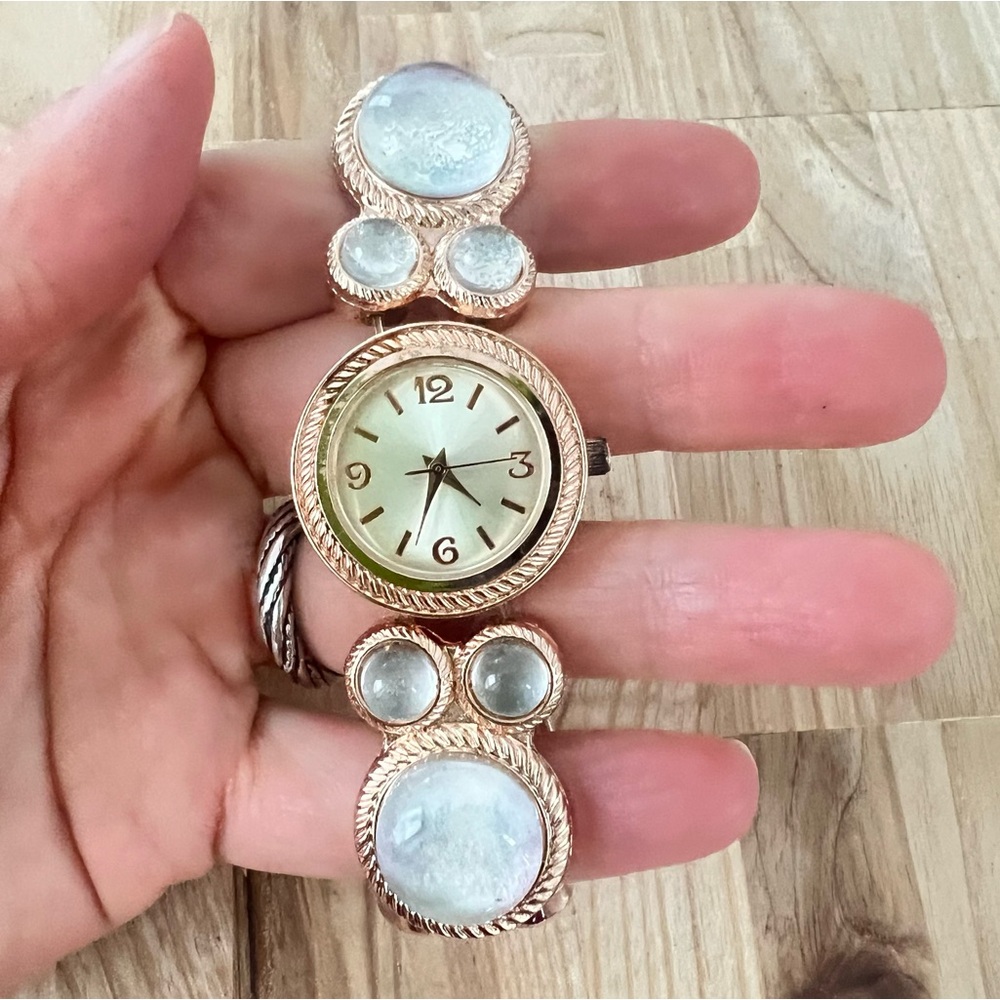 Unbranded ladies rose gold tone bubble bracelet watch NEW BATTERY